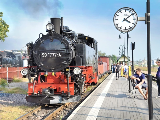 Lößnitzgrundbahn am Bahnhof Radebeul Ost Lößnitzgrundbahn am Bahnhof Radebeul Ost