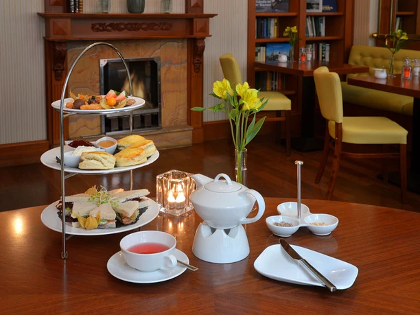 Etagere Lloyd's Café & Bar