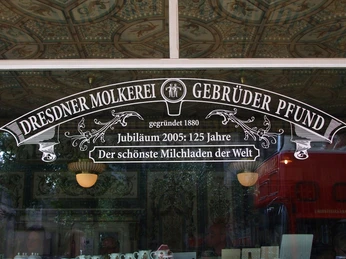 Schriftzug im Fenster