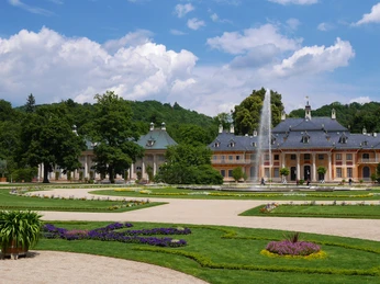 Pillnitzer Lustgarten mit Fontäne und Bergpalais