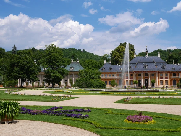 Pillnitzer Lustgarten mit Fontäne und Bergpalais
