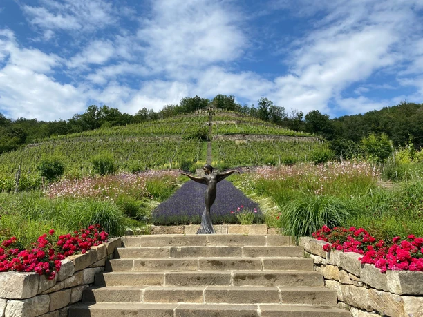 Rysselkuppe mit Skulptur am Weingut Zimmerling Rysselkuppe mit Skulptur am Weingut Zimmerling