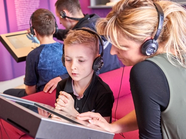 Hörstationen sind unverzeichtbar in einem Musikmuseum. Museum Wagnerstätte Jagdschloss in Graupa/Pirna, Sächsische Schweiz