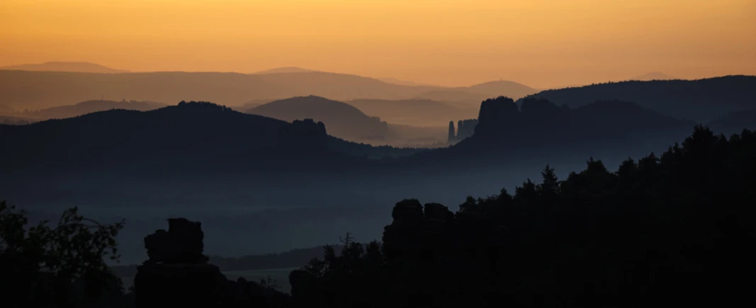 Silhouetten Schrammstein, Falkenstein und Bloßstock © Philipp Zieger