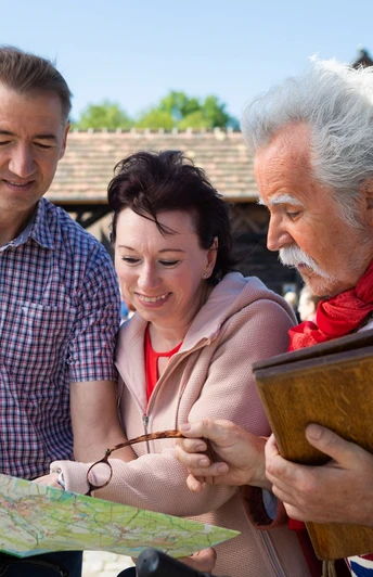 KRABAT mit Radfahrern an KRABAT-Mühle