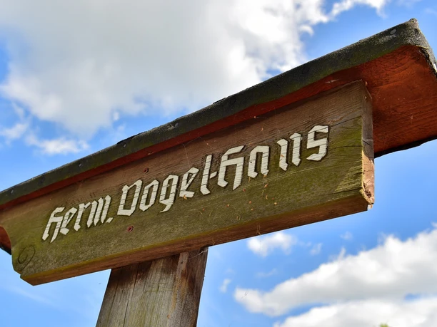 Wegweiser Hermann - Vogel - Haus