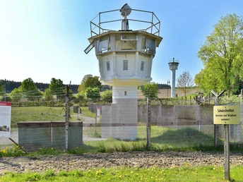 Original-Schutzstreifen der ehemaligen DDR-Grenze mit Wachturm in Mödlareuth