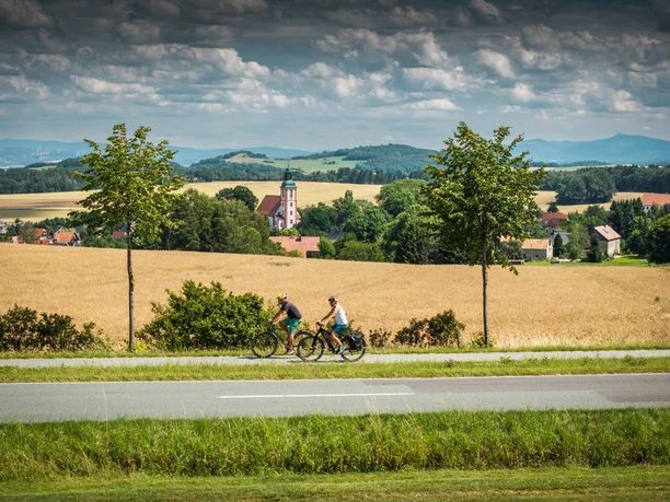 Blick auf die Nikolaikirche in Spitzkunnersdorf