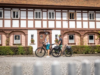 Hübsche Umgebindehäuser entlang der Strecke