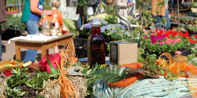 Genussmarktimpressionen Blick auf einen Stand vom Genussmarkt in Campen