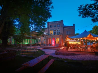 Außenaufnahme Kulturbahnhof Leisnig, Bahnhofsgarten