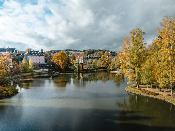 Panoramablick auf den Luisa See mit Hotel Goldnem Anker