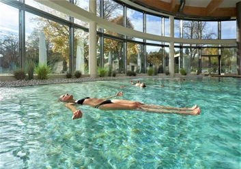 Schweben in der Soletherme