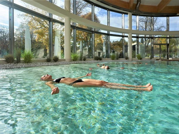 Schweben in der Soletherme