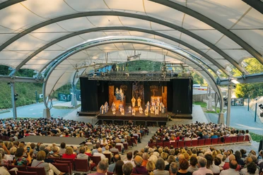 Vollbesetzte Open-Air-Arena