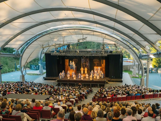 Vollbesetzte Open-Air-Arena