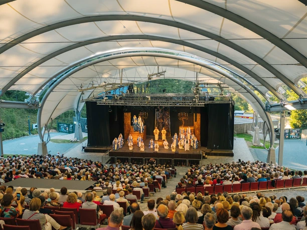 Vollbesetzte Open-Air-Arena