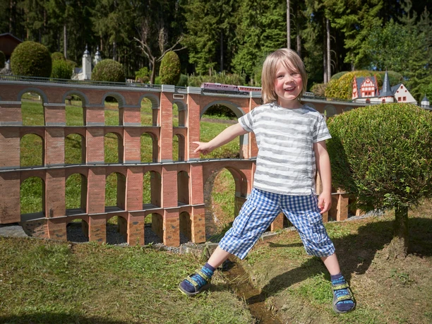 Kind zeigt Göltzschtalbrücke im "Klein-Vogtland"