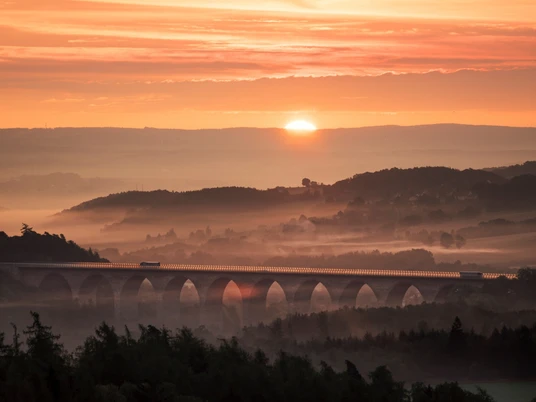 Die Autobahnbrücke Pirk im Abendlicht
