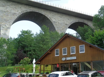 Judith´s Brückenstüb´l mit Autobahnbrücke Pirk