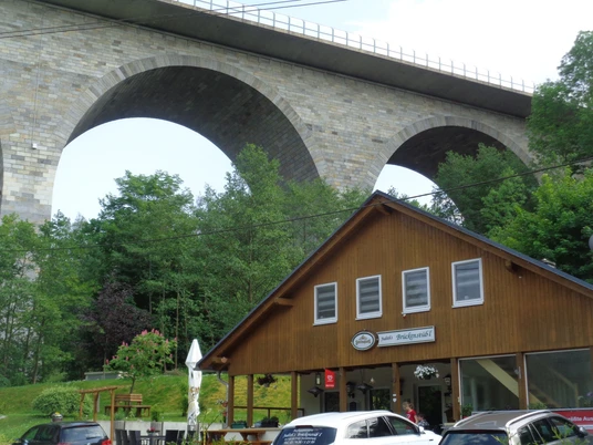 Judith´s Brückenstüb´l mit Autobahnbrücke Pirk