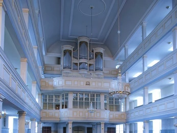 Kirchenschiff mit Orgel