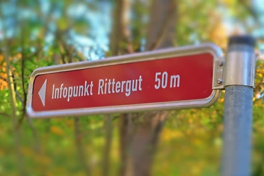 Wegweiser Infopunkt Rittergut Röttis