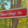 Wegweiser Infopunkt Rittergut Röttis