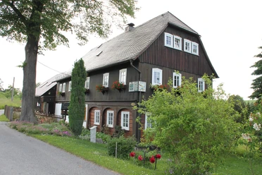 Karasekhaus mit Sonnenuhr