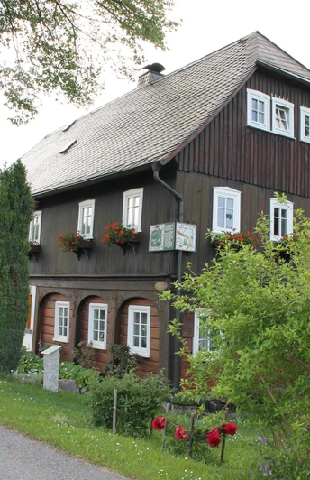 Karasekhaus mit Sonnenuhr