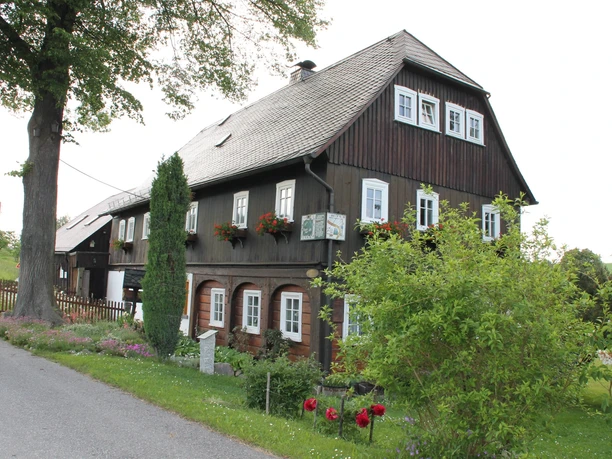 Karasekhaus mit Sonnenuhr