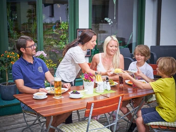 Gemeinsames Familienessen im Ferienhotel Mühlleithen
