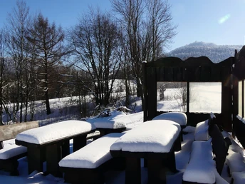 verschneite Sitzecke im Naturparkgarten mit Lauscheblick