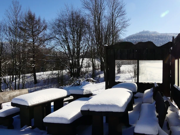 verschneite Sitzecke im Naturparkgarten mit Lauscheblick