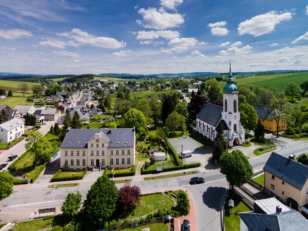 Blick auf die Grundschule und die Heilandskirche Lauterbach