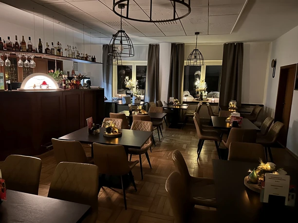 Gastraum mit Theke Kapellenstein