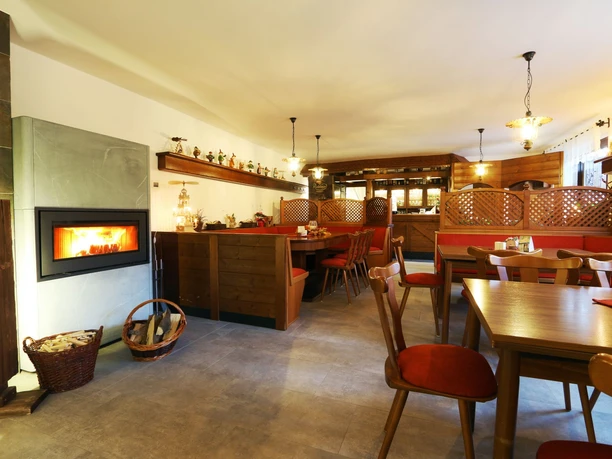 Gaststube mit Kamin Gaststätte Waldblick Geyer