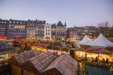 Marktplatz mit den Ständen des Aachener Weihnachtsmarktes und Reihenhäusern von oben.