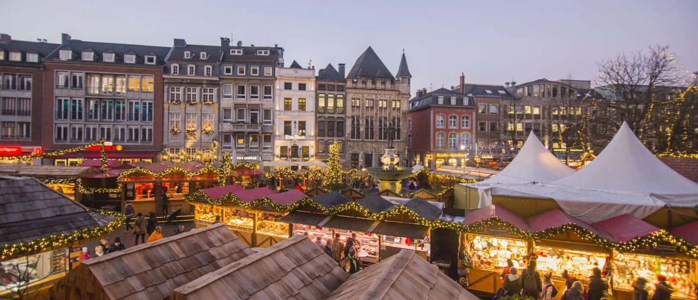 Marktplatz mit den Ständen des Aachener Weihnachtsmarktes und Reihenhäusern von oben.
