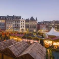 Aachener Weihnachtsmarkt Marktplatz mit den Ständen des Aachener Weihnachtsmarktes und Reihenhäusern von oben.