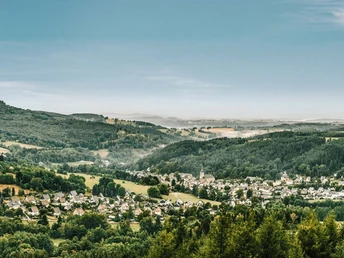 Blick von oben auf Geising und den Geisingberg, Panorama