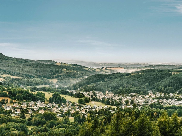 Blick von oben auf Geising und den Geisingberg, Panorama