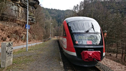 Nationalparkbahn U28 am Bahnhof Porschdorf