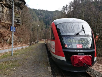 Nationalparkbahn U28 am Bahnhof Porschdorf