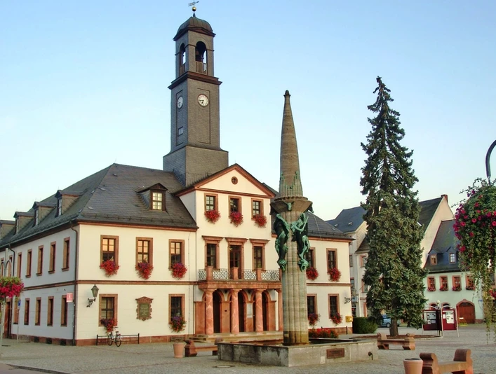 Rathaus Rochlitz mit Marktbrunnen