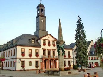 Rathaus Rochlitz mit Marktbrunnen