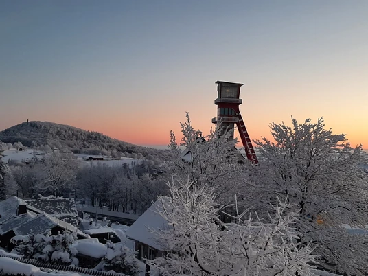 Blick auf Geisingberg und AL-Schacht im Winter
