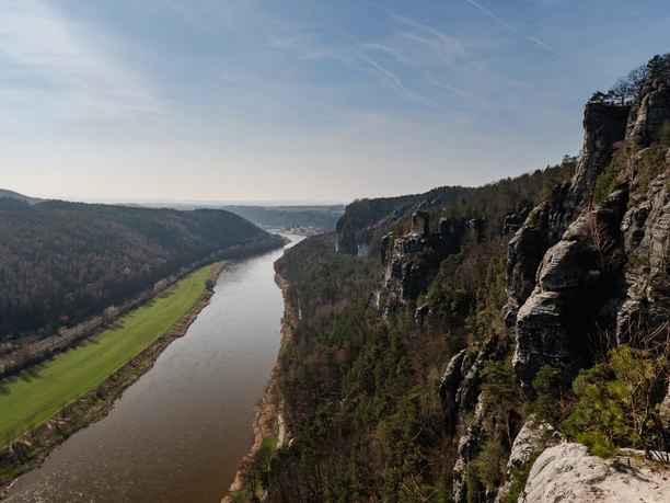 Blick von der Basteibrücke ins Elbtal