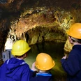 Familie bestaunt den unterirdischen See im Besucherbergwerk Mühlwand bei Reichenbach