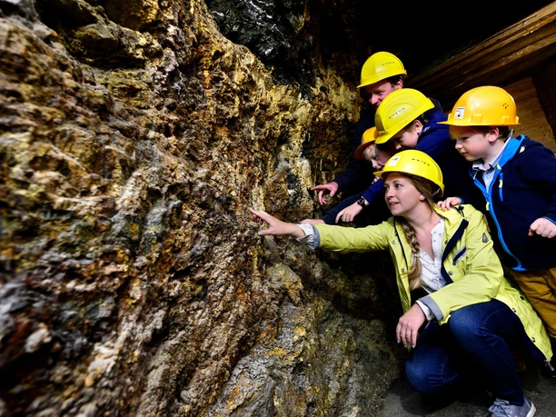 Familie in der Tropfsteingrotte Alaunwerk Mühlwand bei Reichenbach/Vogtland